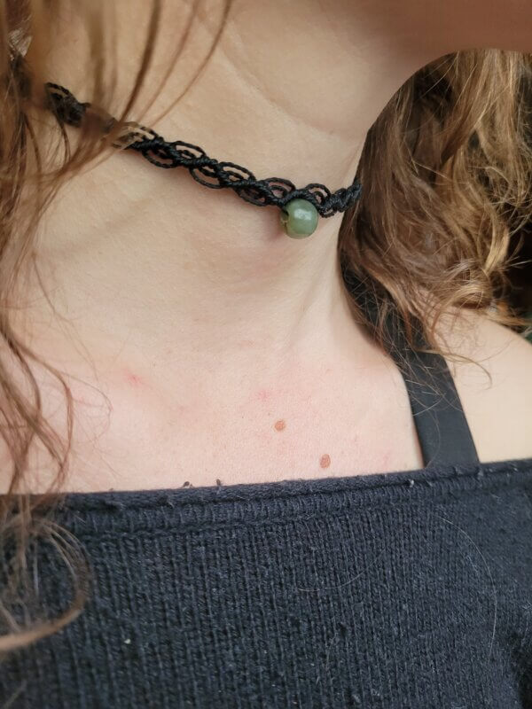 Le collier "Versa-magie" peut être porté de trois façons : en ras du cou, en diadème ou en bandeau.