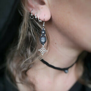 Boucle d'oreille Lys Nœud de sorcière